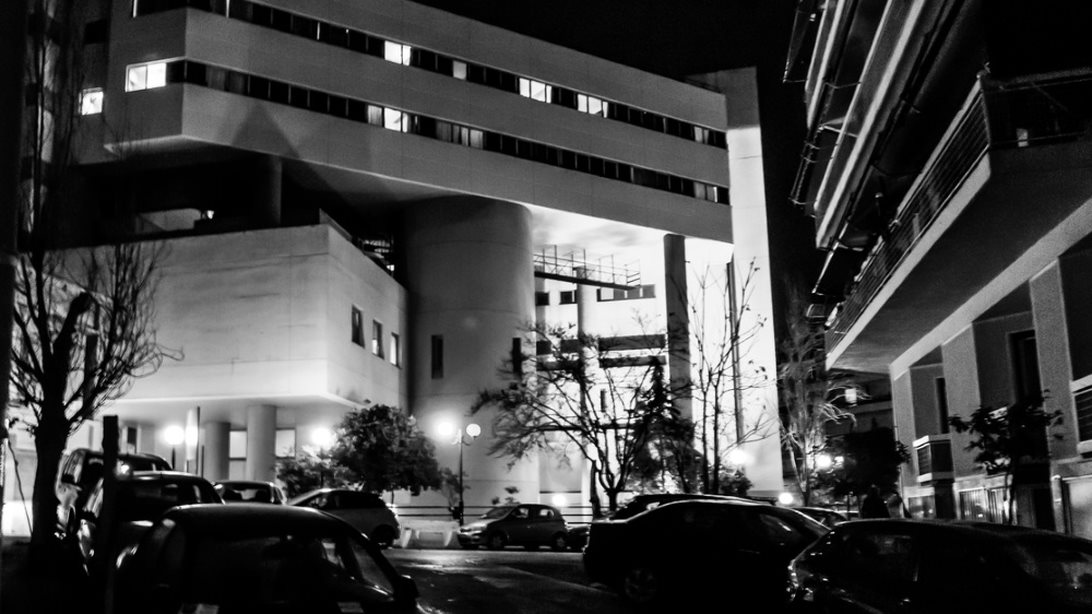 Τα πρώτα θετικά σημάδια: Κλείνει η &quot;ψαλίδα&quot; εισαγωγών - εξιτηρίων, αλλά παραμένει το ρεκόρ διασωληνωμένων