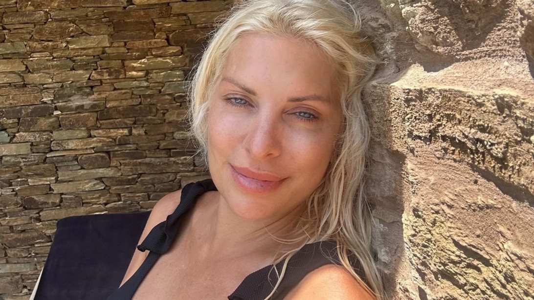 Η Ελένη Μενεγάκη ανεβάζει φωτογραφίες με μαγιό και στέλνει μηνύματα προς πάσα κατεύθυνση