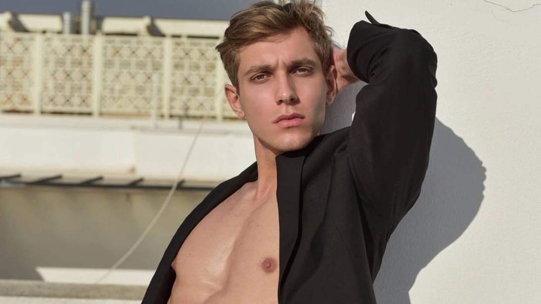 Ο Έντουαρντ Στεργίου μόνο με το μαγιό του!