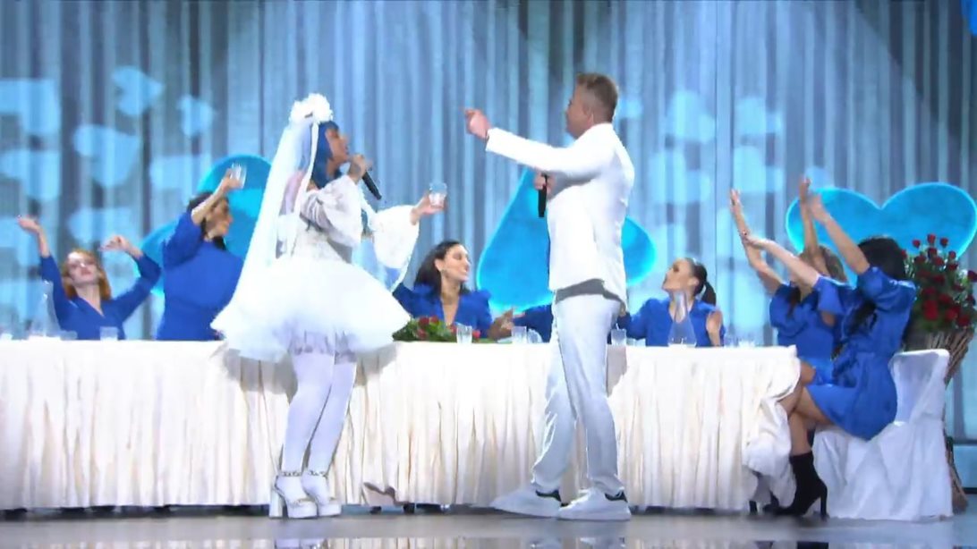 J2US | Η Super Kiki ντύθηκε νύφη και έριξε την ανθοδέσμη on stage - Ποιος κριτής την έπιασε;