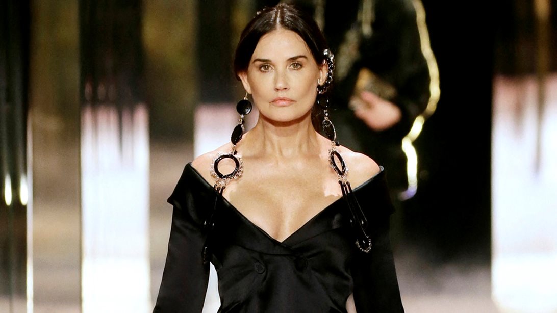 Demi Moore | H 61 ετών σταρ &quot;υποστηρίζει&quot; άψογα το μικροσκοπικό μπικίνι