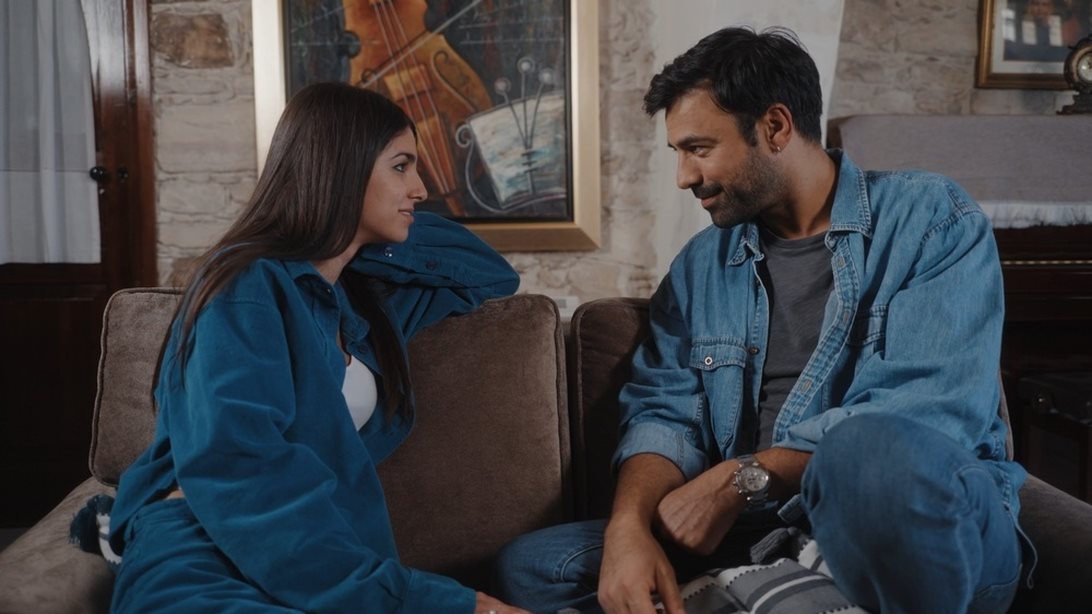 Η γη της ελιάς | Ένας άγνωστος βγάζει όπλο στο πάρτι γενεθλίων της μικρής Μαλένας.