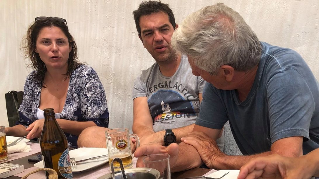 Αλέξης Τσίπρας: Διακοπές στα Κουφονήσια με τη Μπαζιάνα - Με βερμούδες, σαγιονάρες και χαλαρές στιγμές με μπύρες