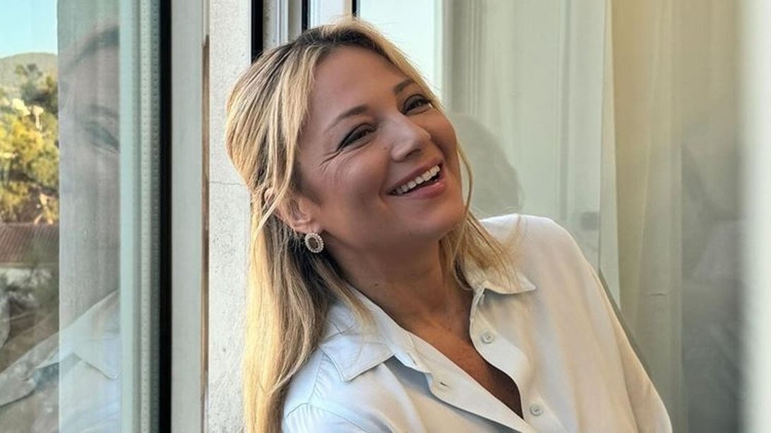 Το πουκάμισο της Νάνσυς Ζαμπέτογλου είναι από τη Zara και έχει το πιο φωτεινό χρώμα για την άνοιξη