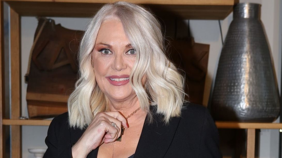 Η Ρούλα Κορομηλά μάς δείχνει την αγαπημένη της γωνία στο μπαλκόνι με θέα όλη την Αθήνα