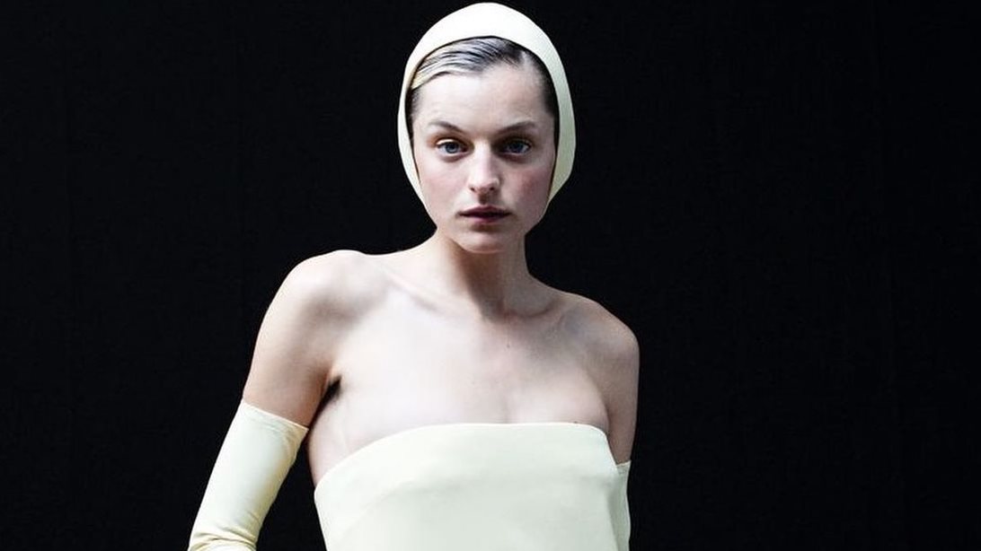 Emma Corrin | Η έμπνευση πίσω από τη σουρεαλιστική εμφάνιση στα Emmy 2021