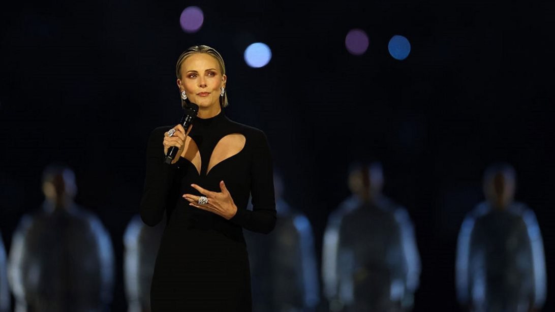 Charlize Theron | Το μήνυμα πίσω από το maxi φόρεμα που επέλεξε στην τελετή έναρξης των Χειμερινών Ολυμπιακών Αγώνων του 2026