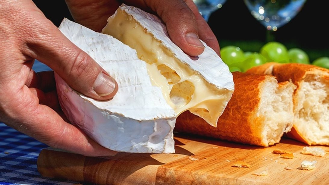 Συμφορά για τους foodies, ο κόσμος ξεμένει από camembert
: Τι συμβαίνει με το περίφημο γαλλικό τυρί;
