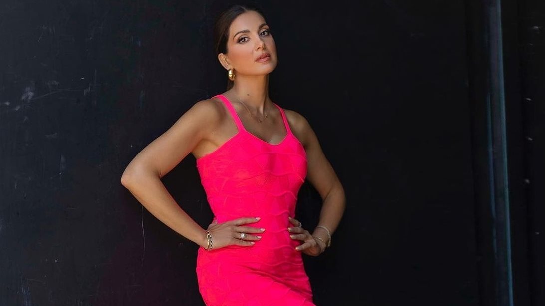 Η Σταματίνα Τσιμτσιλή με την πιο ιδιαίτερη ασημί metallic φούστα από τη Zara