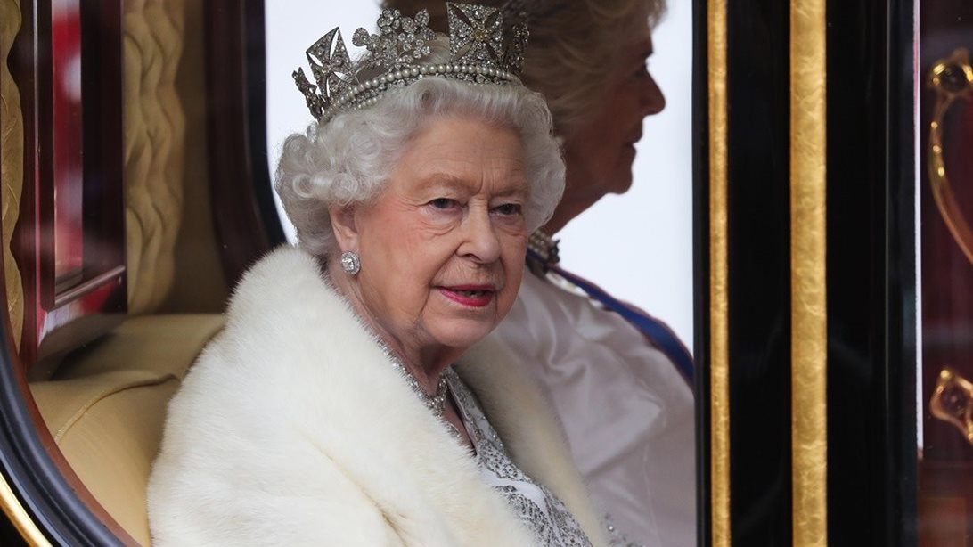 Ο συμβολισμός πίσω από το κόκκινο κραγιόν της βασίλισσας Ελισάβετ