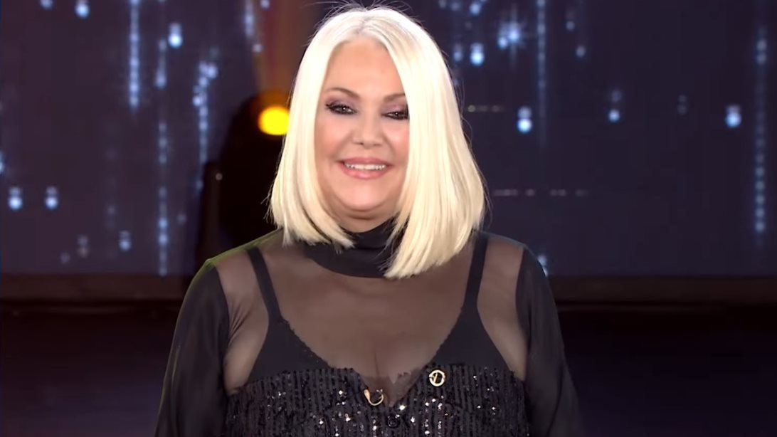 Η Ρούλα Κορομηλά χορεύει Τόλη Βοσκόπουλο στη σκηνή του "Σπίτι με το Mega"! Δείτε το βίντεο