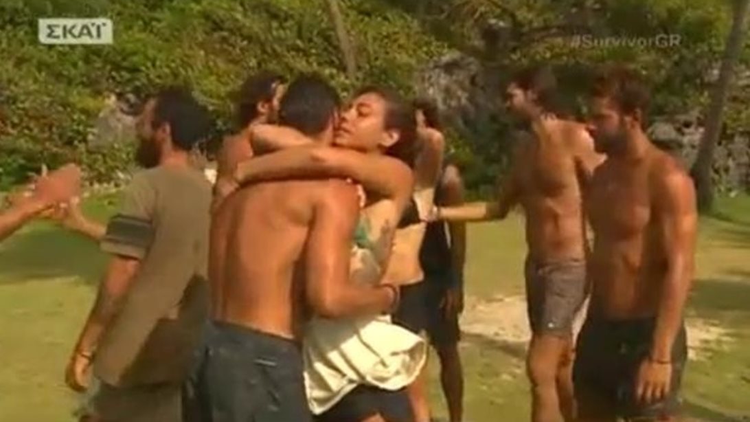 Ευρυδίκη Βαλαβάνη - Κωνσταντίνος Βασάλος: Η θερμή αγκαλιά και τα βλέμματα όλο νόημα