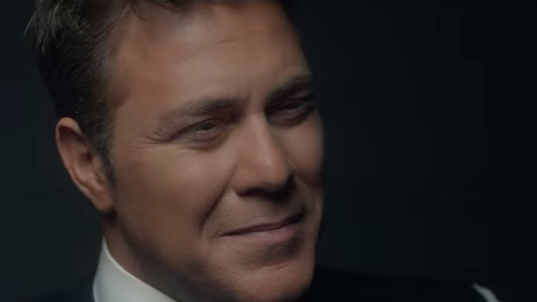 Δείτε το ολοκαίνουργιο βίντεο κλιπ του Χρήστου Χολίδη σε ένα αγαπημένο κομμάτι