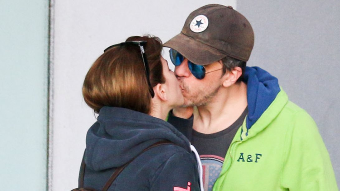 Χάρης Βαρθακούρης &amp; Αντελίνα Τελώνη: Ερωτευμένοι όπως την πρώτη μέρα! Η βόλτα μαζί με την κόρη τους σε φωτογραφίες