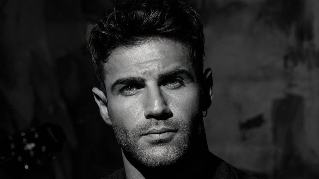 Ο Πέτρος Ιακωβίδης σε ένα συγκηνιτικό video clip μαζί με το κοινό &amp; τους Θεοδωρίδου, Ελληνίδου, Φοίβο