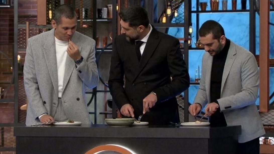 MasterChef | "Πώς ξεκινάμε έτσι ρε παιδιά;" - Το κοκκαλό που βρήκε ο Κοντιζάς &amp; η αντίδραση