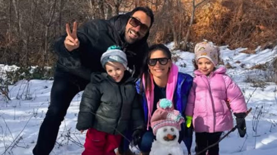 Σάκης Τανιμανίδης - Χριστίνα Μπόμπα | Το φωτογραφικό άλμπουμ από τις πρώτες οικογενειακές διακοπές της χρονιάς