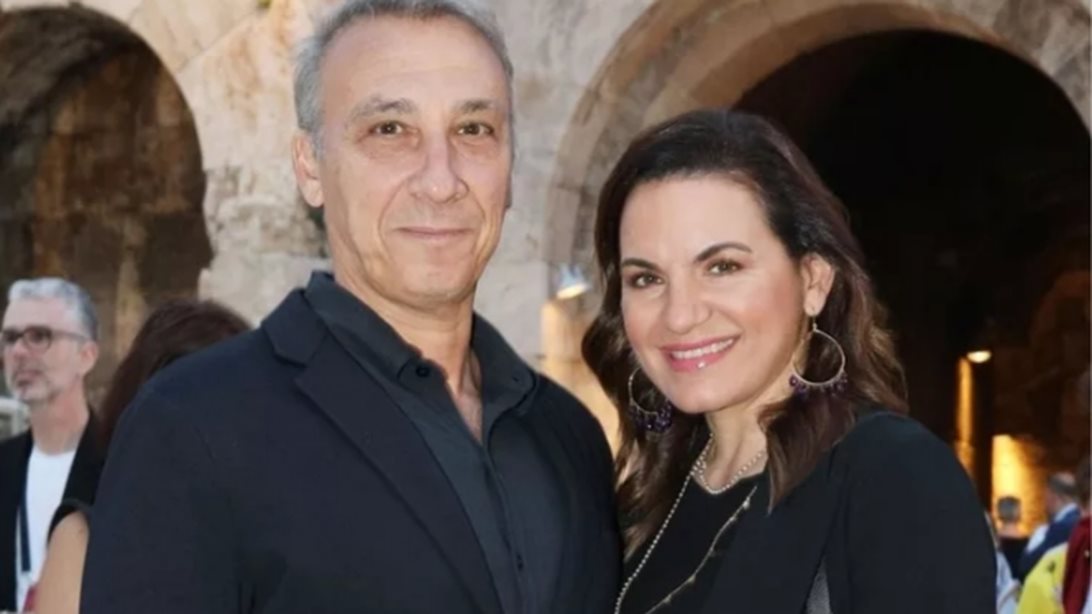 Η Όλγα Κεφαλογιάννη προτείνει πως να φορέσεις 1 floral πουκάμισο σε 2 διαφορετικά looks