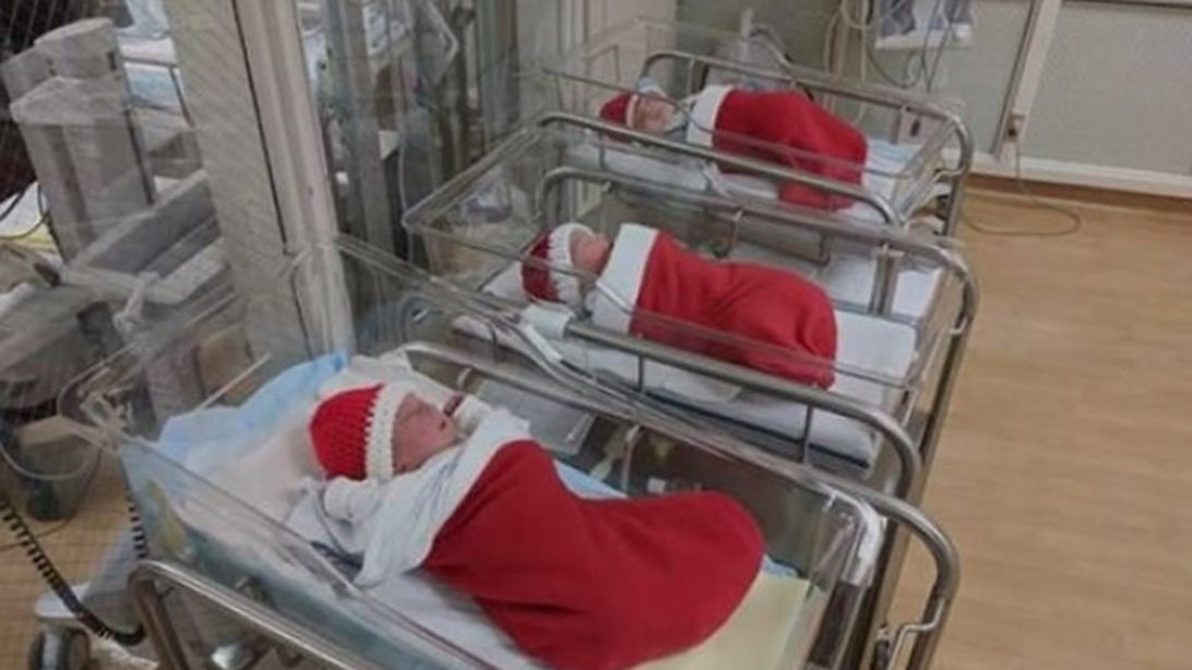 MamaPost by The Mamagers: Αυτό το νοσοκομείο στέλνει τα νεογέννητα στο σπίτι μέσα σε χριστουγεννιάτικες κάλτσες!