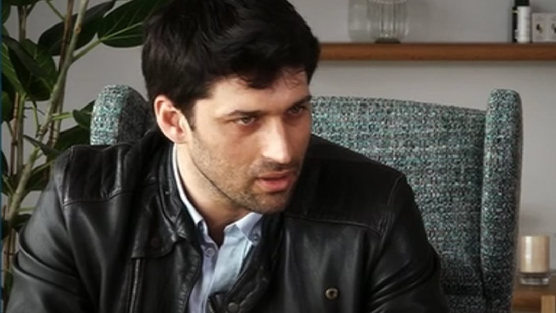 Αλέξης Παππάς: Το ταξίδι στη Νέα Υόρκη για μια γυναίκα «φάντασμα»