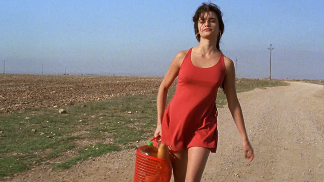Penelope Cruz: Σε αυτή την ταινία του '92 φοράει μερικά από τα πιο επίκαιρα ρούχα του καλοκαιριού
