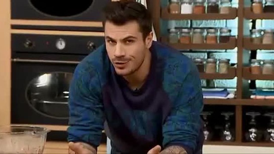 Συνταγή για Brownies με Σοκολάτα και Crumble Αμυγδάλου από τον Άκη Πετρετζίκη: Τα υλικά και ο τρόπος εκτέλεσης σε ένα video