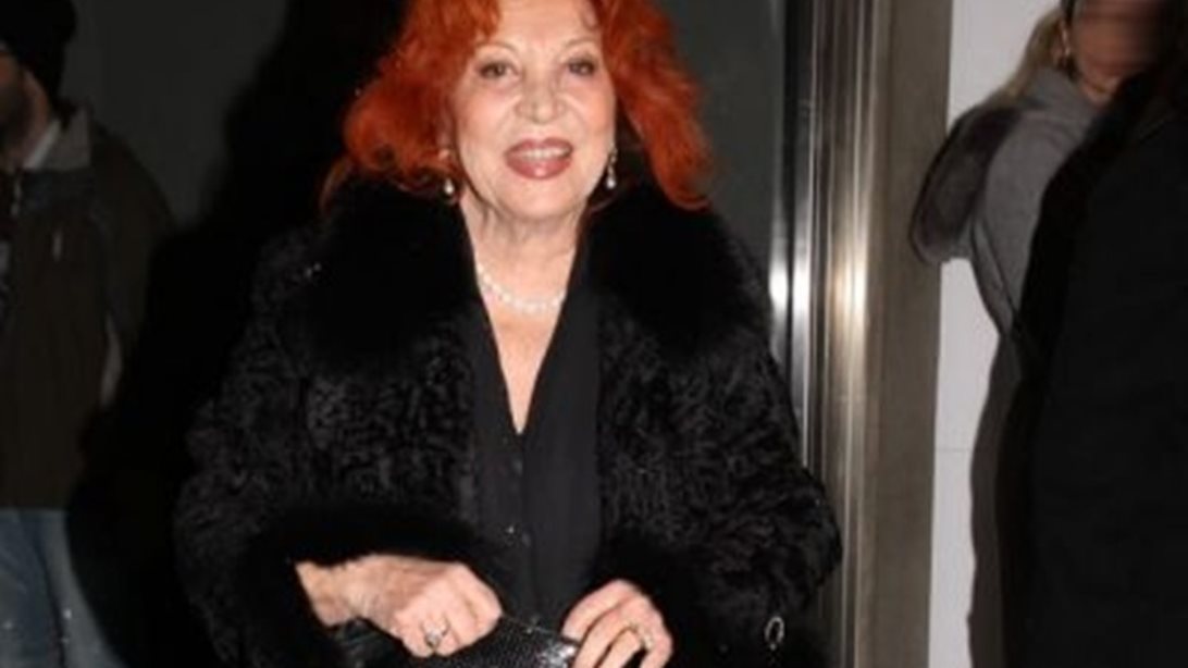 Χρυσούλα Διαβάτη: Στο θέατρο με την κούκλα εγγονή της