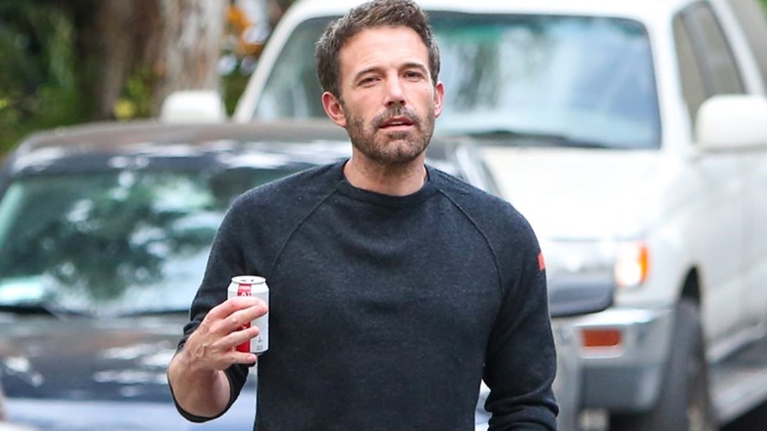 Χωρίς τη γαμήλια βέρα του ο Ben Affleck σε έξοδο με την Jennifer Garner, όσο η Jennifer Lopez είναι στην Ευρώπη