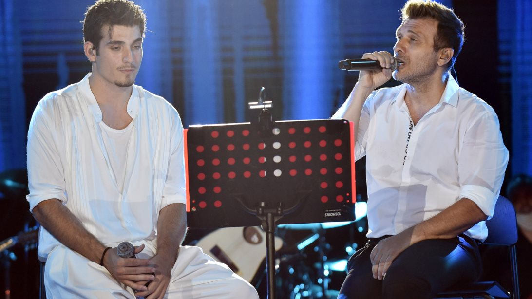 Ο Γιάννης Πλούταρχος και το νέο του τραγούδι σε μουσική του γιου του, Γιώργου Κακοσαίου