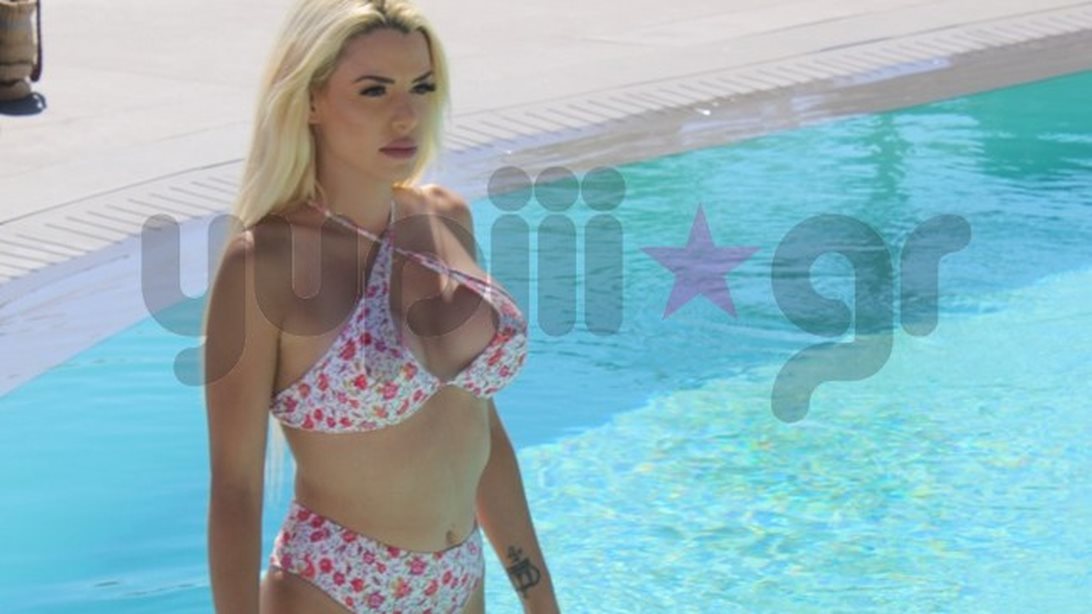 Στέλλα Μιζεράκη: Η sexy εμφάνιση με μαγιό στη Μύκονο