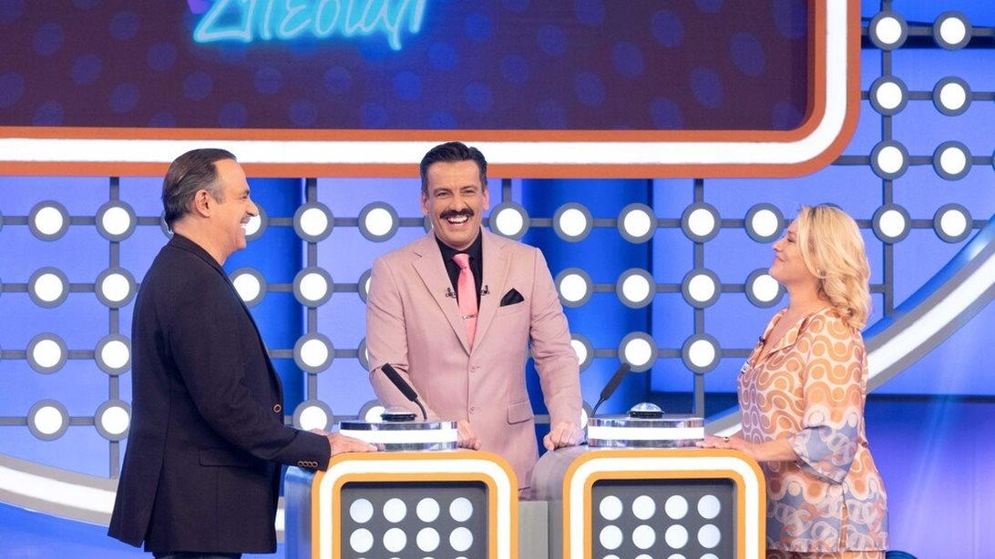 5X5 ΣΠΕΣΙΑΛ | Ο Θάνος Κιούσης φοράει τα &quot;βραδινά&quot; του και υποδέχεται τη Μαριάννα Τουμασάτου και τον Κρατερό Κατσούλη