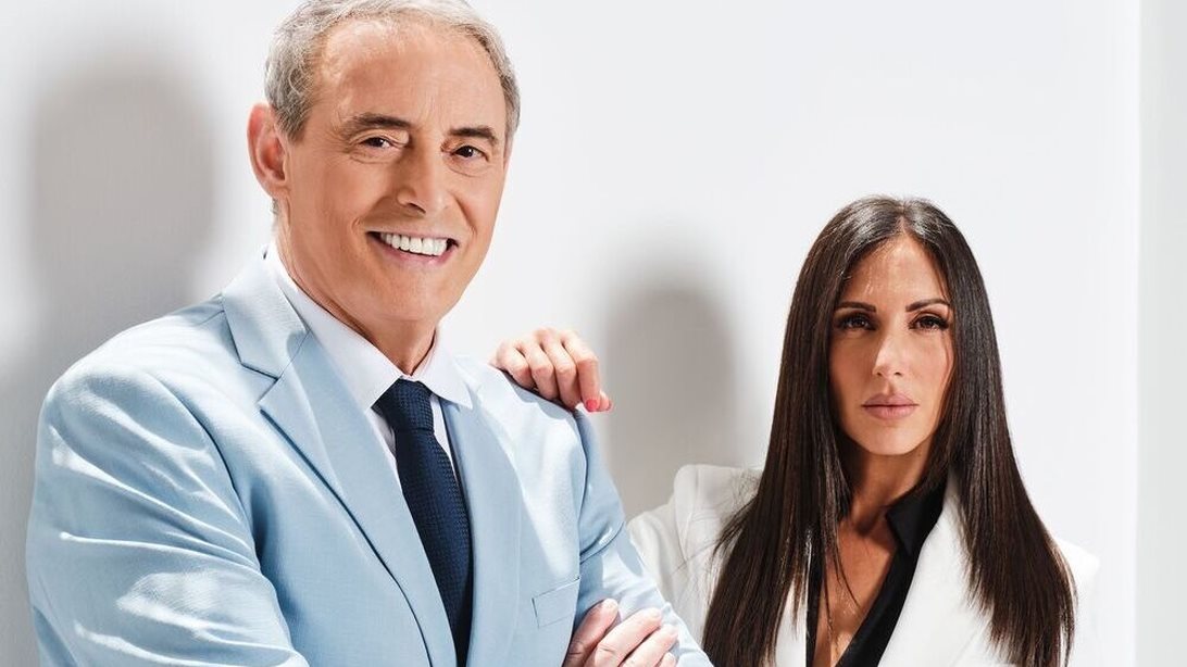 Η "Κοινωνία Ώρα Μega" με τον Ιορδάνη Χασαπόπουλο και την Ανθή Βούλγαρη επιστρέφει - Η επίσημη φωτογράφιση