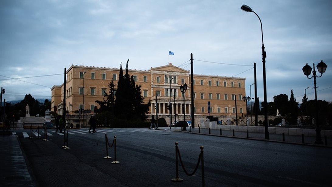 Η Αθήνα «χτυπημένη» από τον κορονοϊό: Φωτογραφίες από τους άδειους δρόμους της πρωτεύουσας