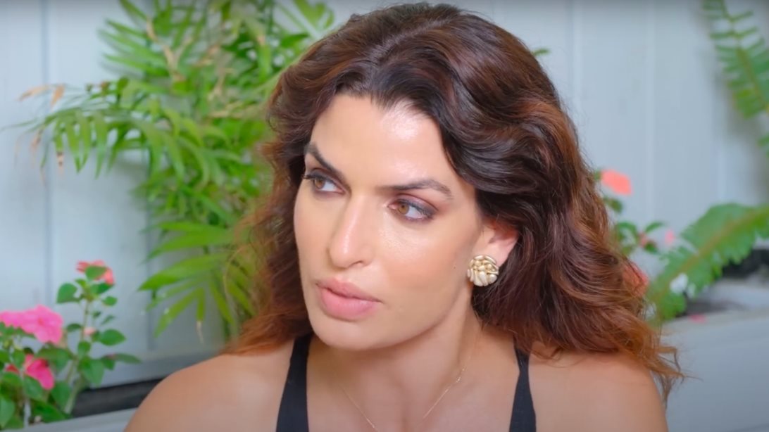 Η Τόνια Σωτηροπούλου με το ιδανικό μίνι φλοράλ φόρεμα για το νησί