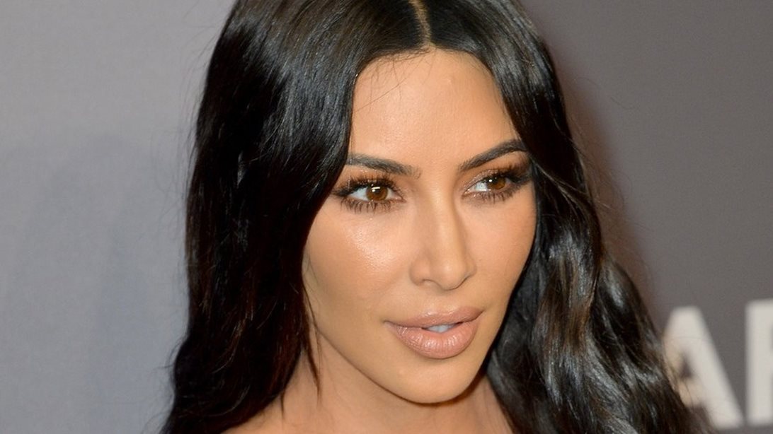 Kim Kardashian 
: Δείχνει τα σημάδια στο πρόσωπο και το σώμα της εξαιτίας της ψωρίασης