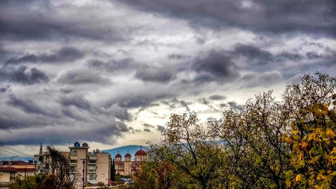 Καιρός: Νέα άνοδος της θερμοκρασίας, αλλά με συννεφιά και βροχές την Κυριακή