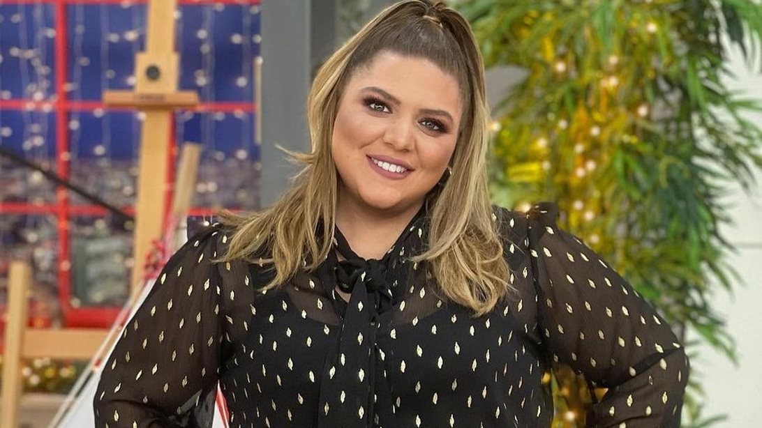 Η Δανάη Μπάρκα μάς δείχνει πώς θα φορέσουμε το δερμάτινο φόρεμα