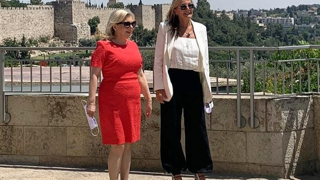 Μαρέβα Μητσοτάκη: Πώς κατάφερε να κάνει τρεις διαφορετικές εμφανίσεις αλλάζοντας μικρές λεπτομέρειες;