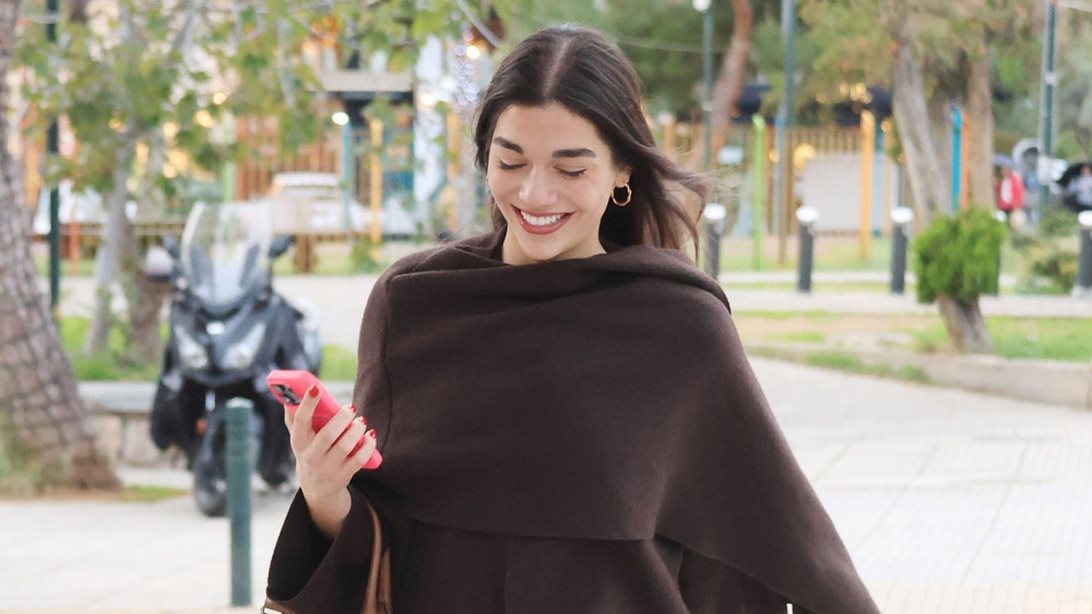 Η Μελίνα Νικολαΐδη σε χαλαρή βόλτα στη Γλυφάδα με άψογο look