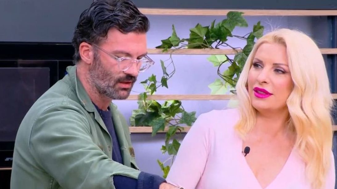 Ελένη Μενεγάκη &amp; Γιώργος Παπακώστας σε επικό διάλογο για το viral κοτόπουλο: &quot;Έχεις πάρει χαμπάρι τι έγινε χθες;&quot;