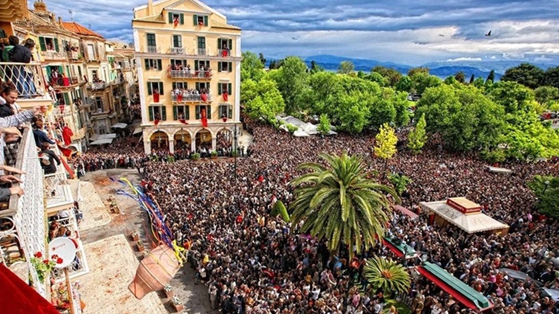 Χαμός στην Κέρκυρα: Χιλιάδες κόσμου παρακολούθησαν το έθιμο των μπότηδων