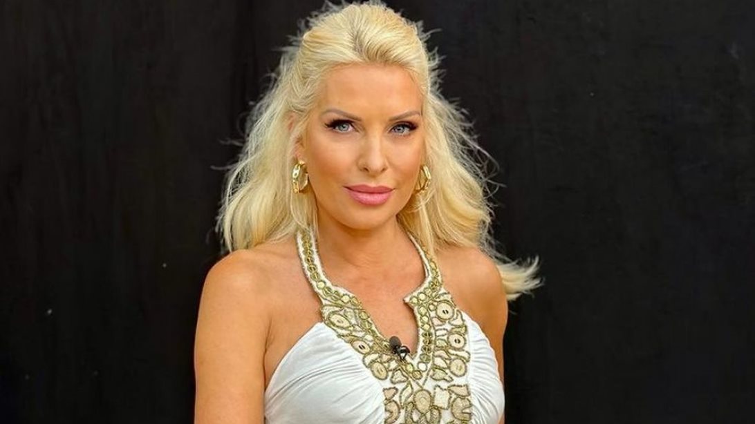 Η Ελένη Μενεγάκη φόρεσε ένα total white λινό σύνολο με ιδανικό style combo για την πόλη