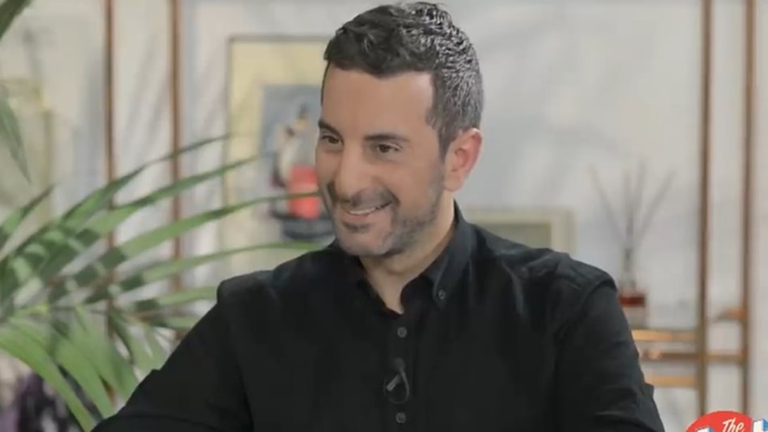 Στέλιος Κουδουνάρης: «Να μιλήσουμε λίγο για μόδα και στιλ, στο σπίτι σας να ντύνεστε και να μην είστε όλη μέρα με τις πιζάμες»