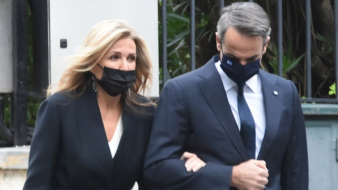 Μητσοτάκης: Με casual εμφάνιση με τη Μαρέβα και τον γιο του εύχονται "χρόνια πολλά" από τα Χανιά [εικόνα]