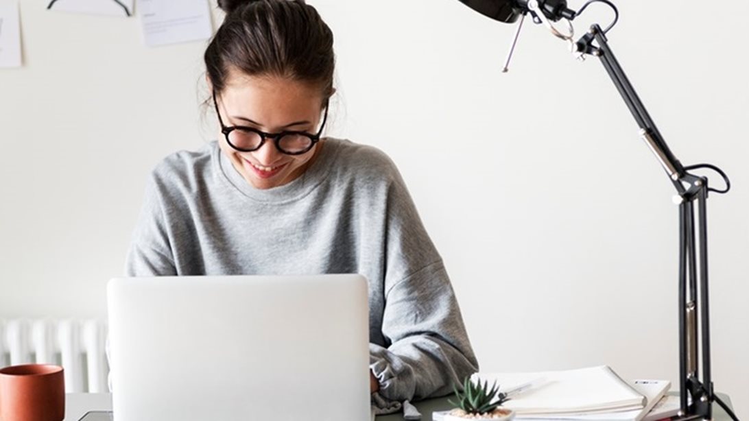 Δουλεύεις από το σπίτι;: Αυτά είναι τα tips για να αποδίδεις καλύτερα
