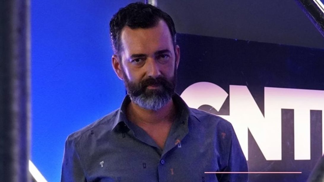 Άγγελος Μπράτης: Δείτε τον να κάνει πασαρέλα με τακούνια!