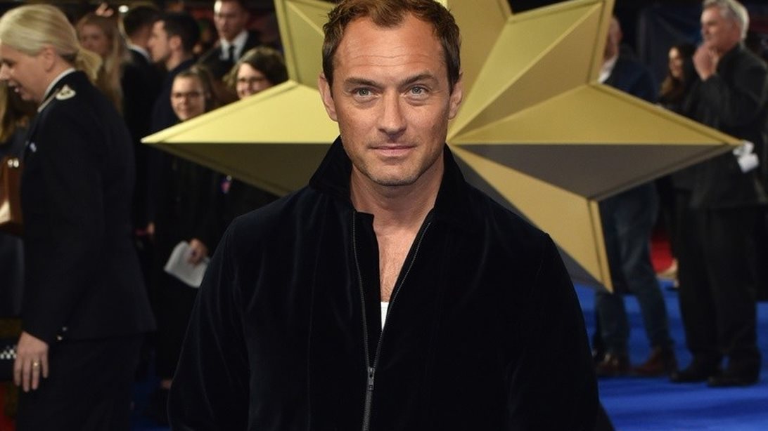 Jude Law : O New Pope κυκλοφορεί με λευκό speedo και μοιράζει εγκεφαλικά!