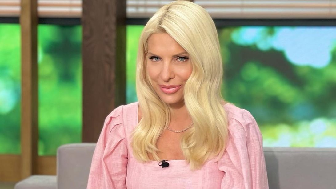 Η Ελένη Μενεγάκη φόρεσε το μαύρο δερμάτινο παντελόνι ακριβώς όπως όλες οι fashionistas στην εβδομάδα μόδας του Παρισιού