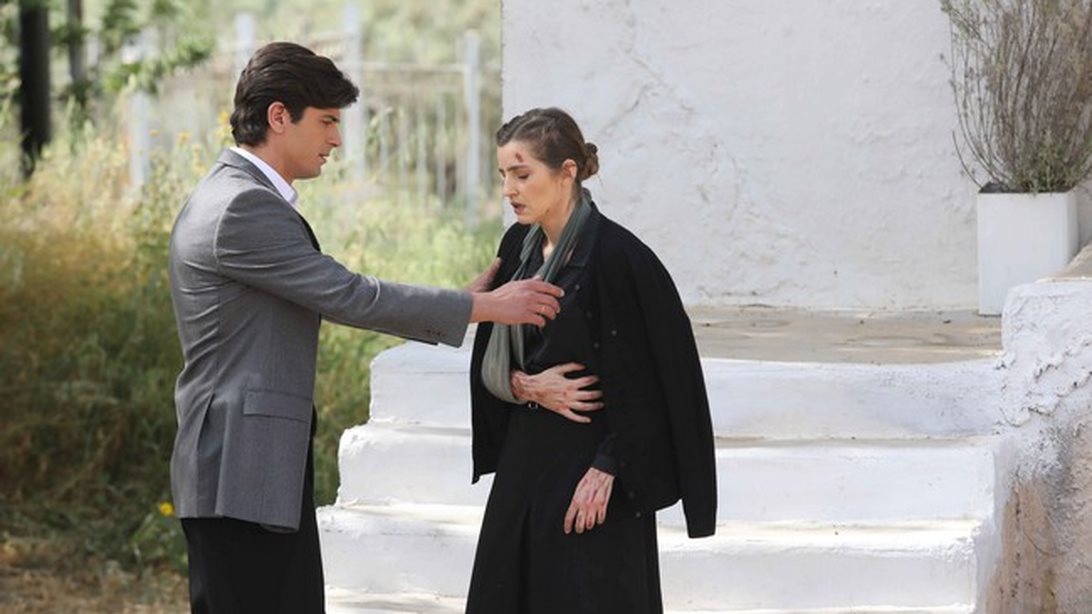 Άγριες Μέλισσες: Έτσι γυρίστηκε η σοκαριστική σκηνή που η Ελένη πέφτει στον γκρεμό