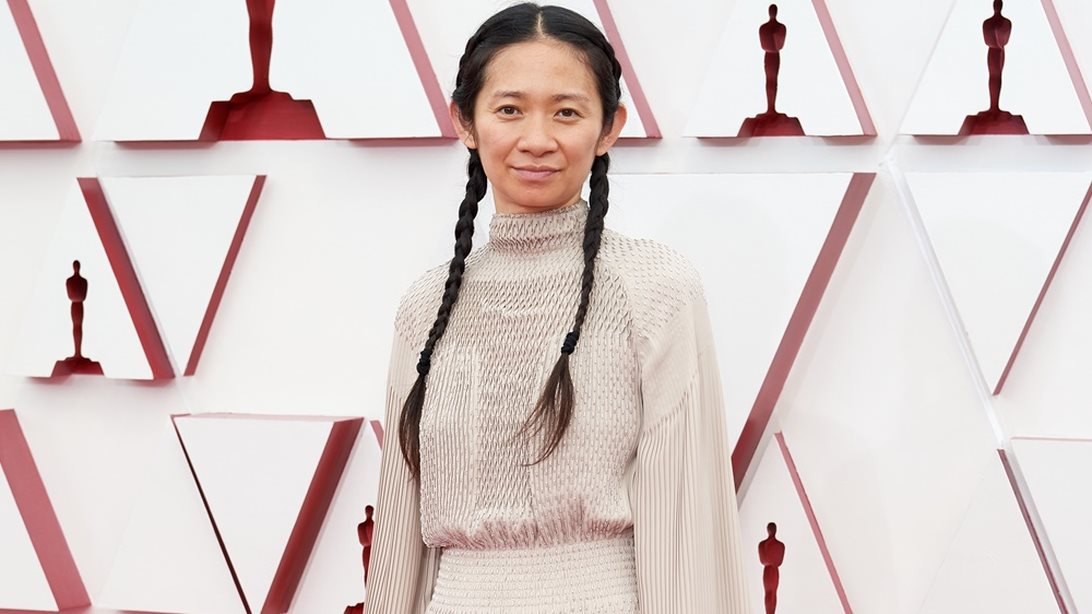 Chloé Zhao | Ποια είναι η νικήτρια του Oscar Σκηνοθεσίας που έγραψε ιστορία
